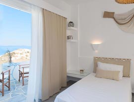 Δωμάτιο με μονά κρεβάτια και θέα στη θάλασσα