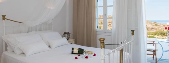 Δίκλινο δωμάτιο με μεταλλικό κρεβάτι