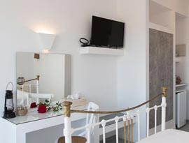 Δίκλινο δωμάτιο με μεταλλικό κρεβάτι, στα δωμάτια το Μαρώ στη Σίφνο