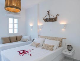 Τρίκλινο δωμάτιο με διπλό κρεβάτι και μονό κρεβάτι