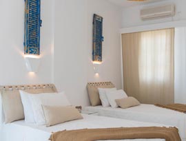 Τρίκλινο δωμάτιο με μονά κρεβάτια