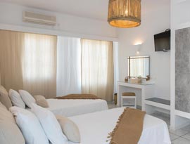 Τρίκλινο δωμάτιο με διπλό κρεβάτι και μονό κρεβάτι