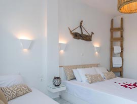 Τρίκλινο δωμάτιο με διπλό κρεβάτι και μονό κρεβάτι