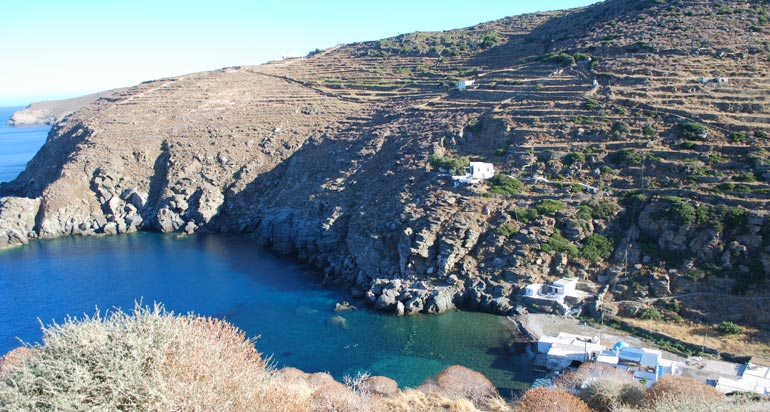 Η παραλία Σεράλια στο Κάστρο της Σίφνου